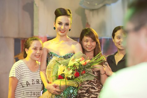 Các fan chụp hình chung với cô Hoa hậu xinh đẹp và tài năng Ngọc Diễm ngay trên sân khấu chương trình.